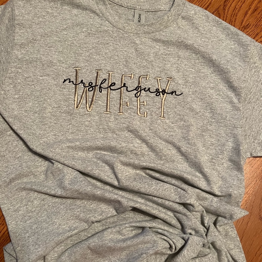 🆕 WIFEY T-SHIRT Embroidery - Picture 3 of 8
